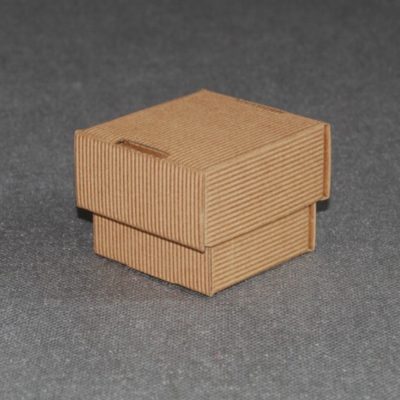 Beżowe pudełko dwuczęściowe z tektury czterowarstwowej; wymiary 5x6x5 cm.