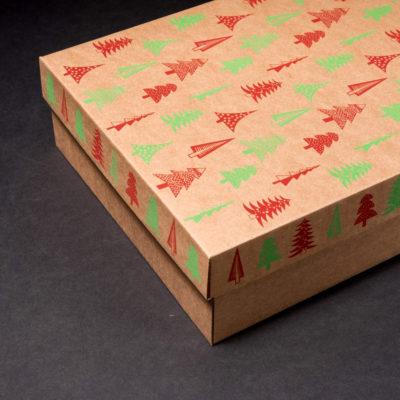 Pudełko z nadrukiem CHOINKI czerwono-zielone 25x35x9(h) cm – 100 szt.
